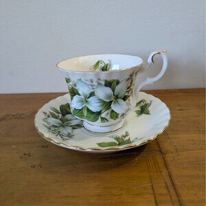 Royal Albert Bone China Trillium Tea Cup & Saucer Set England Floral Gold Trim